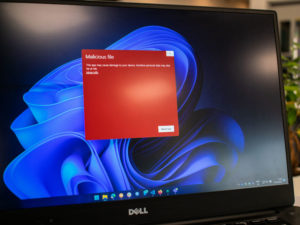 Windows 11 mit Malware-Hinweis